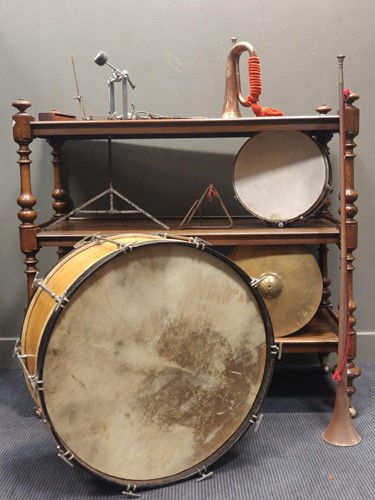Lot 117 - Assorted musical instruments, to include a...