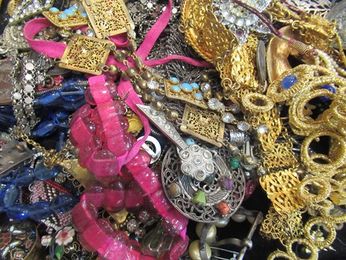 Lot 185 - A quantity of miscellaneous costume jewellery...