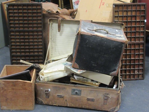 Lot 115 - A collection of decorative items and...