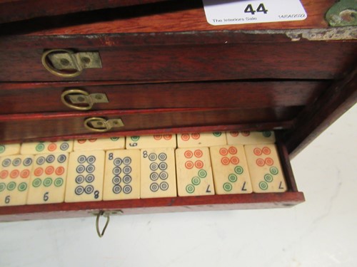 Lot 44 - A cased mahjong set 16 x 24 x 16cm