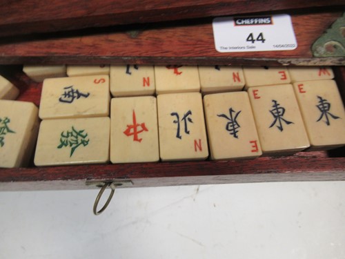 Lot 44 - A cased mahjong set 16 x 24 x 16cm