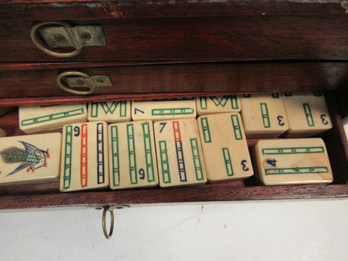 Lot 44 - A cased mahjong set 16 x 24 x 16cm