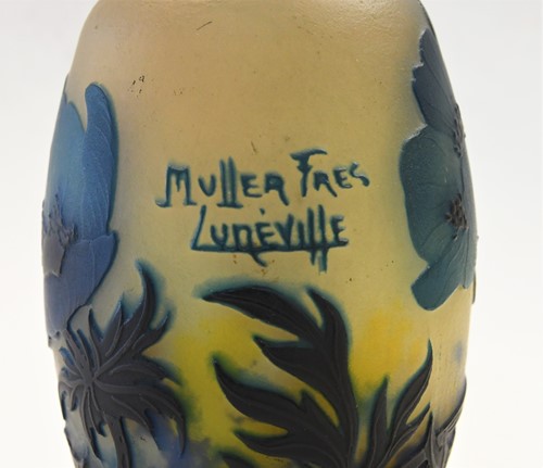 Lot 5 - A Muller Frères cameo glass vase