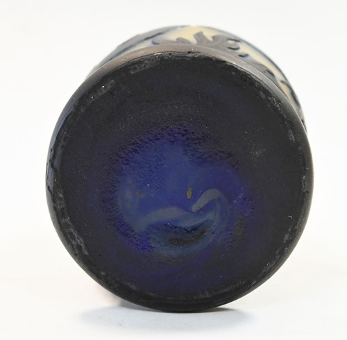 Lot 5 - A Muller Frères cameo glass vase