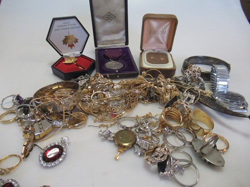 Lot 252 - A collection of costume jewellery and coins