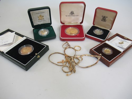 Lot 255 - A small collection of 9ct gold jewellery,...