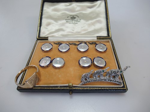 Lot 246 - a hallmarked 9ct gold signet ring weight 6.2g,...