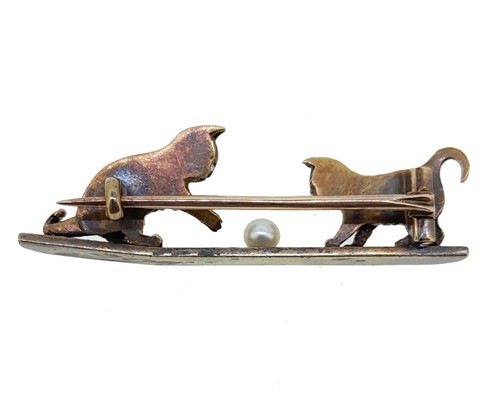 Lot 26 - A brooch with kittens playing