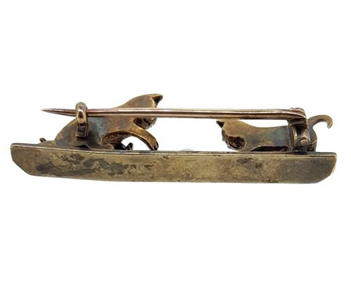 Lot 26 - A brooch with kittens playing