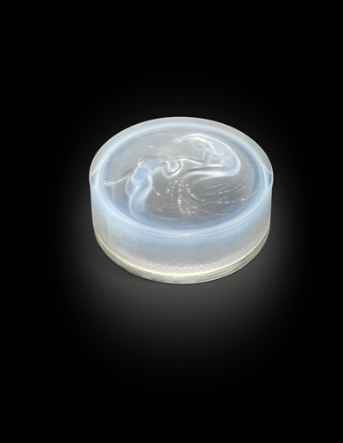 Lot 21 - Deux Sirens, a small R. Lalique opalescent and frosted glass powder box and cover, circa 1920