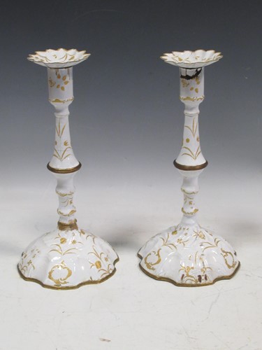 Lot 1 - A pair of 18th century Bilston or Battersea...