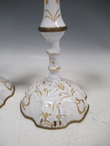 Lot 1 - A pair of 18th century Bilston or Battersea...