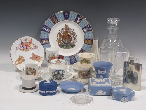 Lot 104 - A collection of commemorative ceramics and...