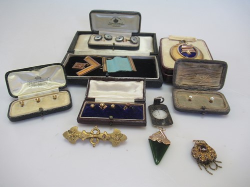 Lot 250 - Two sets of 18ct gold shirt studs, 4.8g,...