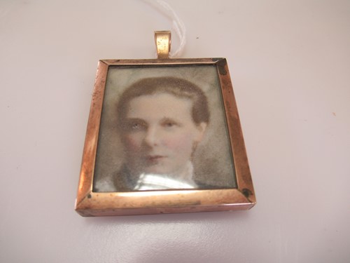 Lot 242 - A portrait pendant, tested as 9ct gold, gross...