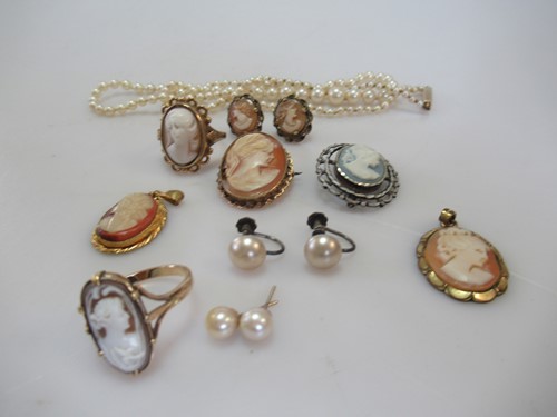 Lot 244 - A string of seed and cultured pearls with a...