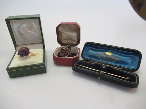 Lot 245 - A colour change synthetic sapphire ring with...