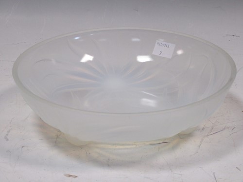 Lot 39 - An Etling opalescent glass bowl, 22cm diameter