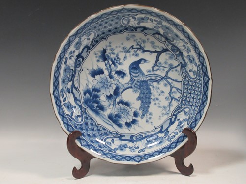 Lot 41 - A large Chinese blue and white plate with a...