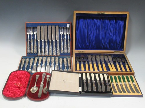 Lot 285 - A quantity of silver plate to include cased...