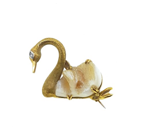 Lot 24 - An 18ct gold pearl and diamond swan brooch