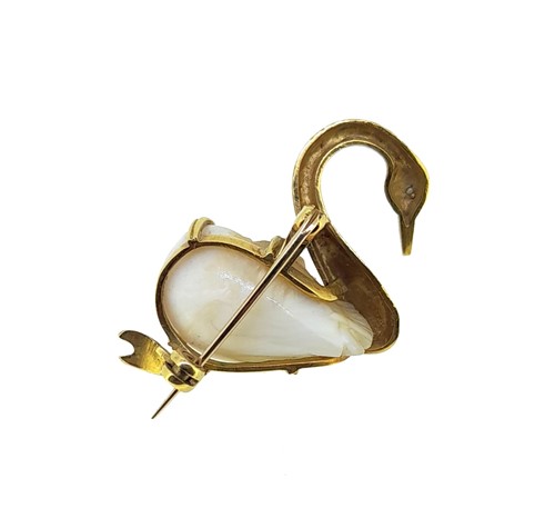 Lot 24 - An 18ct gold pearl and diamond swan brooch