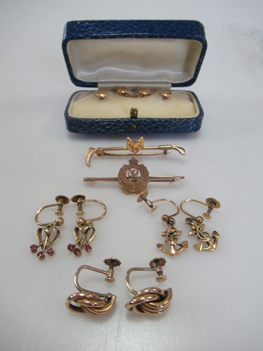 Lot 241 - a set of shirt studs, together with two...