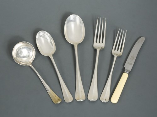 Lot 651 - A 28-piece set of George V silver flatware with 17 additions