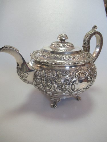 Lot 258 - A George IV Irish silver teapot, 30ozt