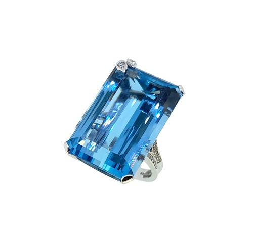 Lot 257 - Boodles - An aquamarine and diamond ring