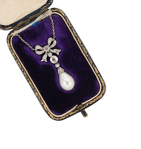 Lot 262 - A natural saltwater pearl and diamond necklace