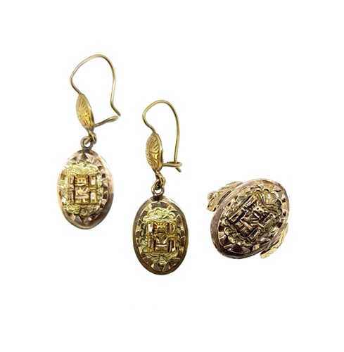 Lot 18 - A ring and ear pendant suite