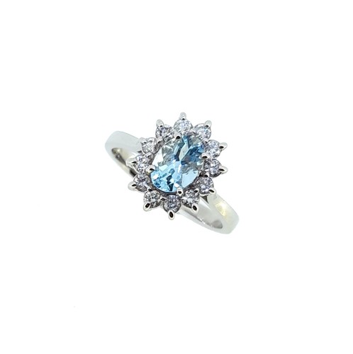 Lot 259 - An aquamarine and diamond cluster ring