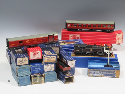 Lot 107 - Hornby Dublo: 4 coaches 4025, 4026 and 4063,...