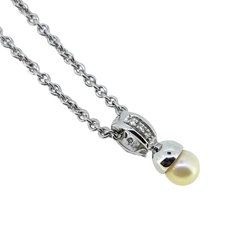 Lot 206 - An 18ct gold pearl pendant and chain