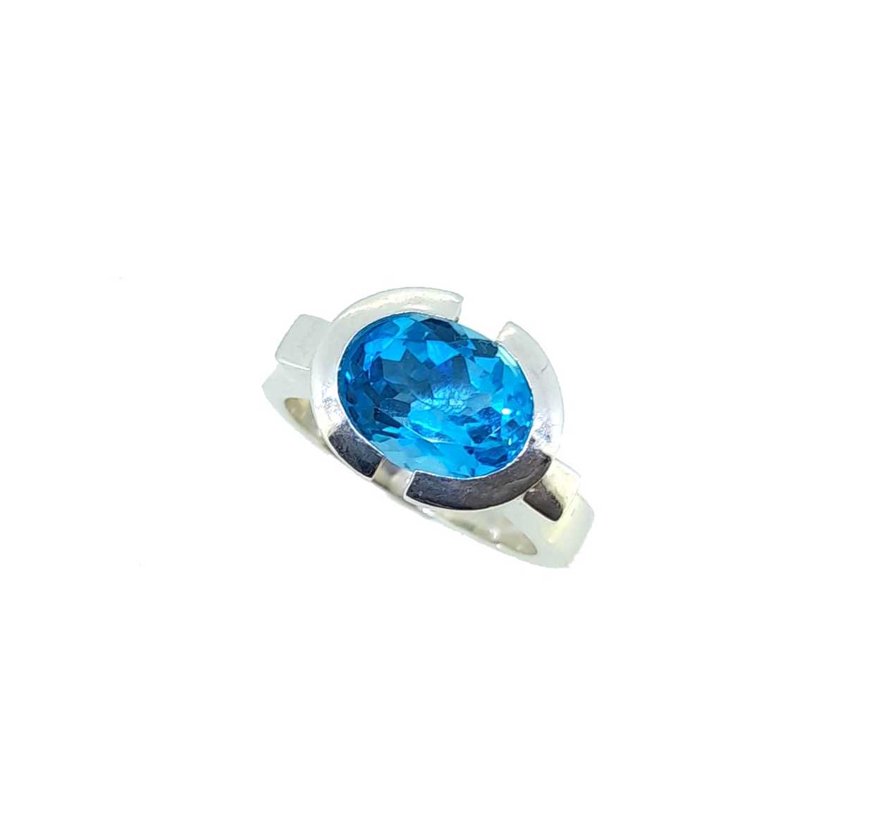 Lot 10 - A silver topaz dress ring