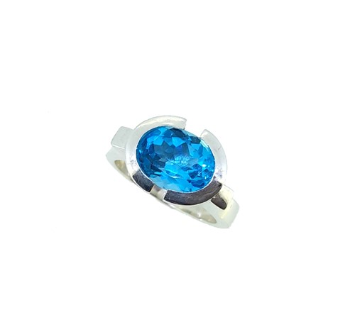 Lot 10 - A silver topaz dress ring