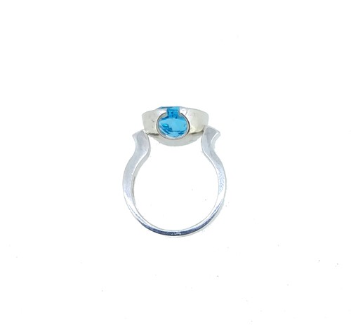 Lot 10 - A silver topaz dress ring
