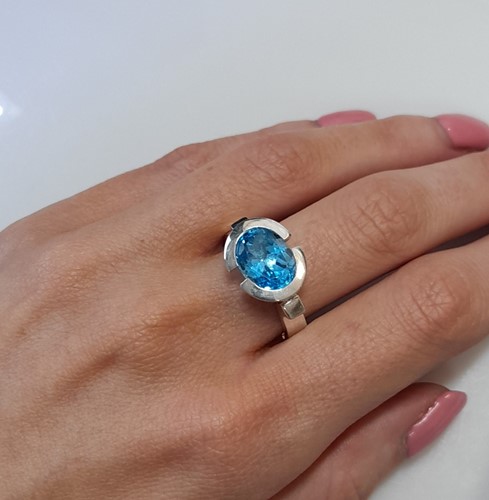 Lot 10 - A silver topaz dress ring