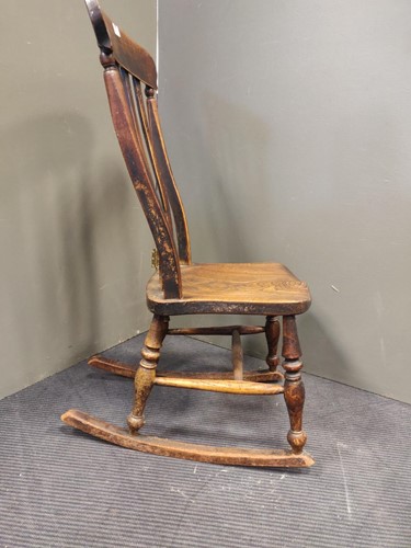 Lot 366 - A 20th century elm seated comb back rocking chair