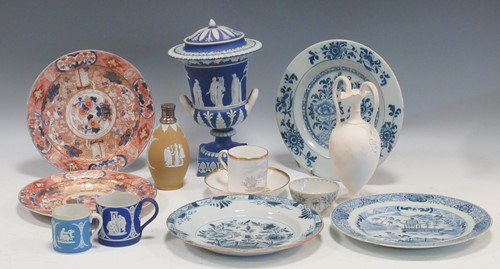 Lot 51 - A collection of ceramics to include an...