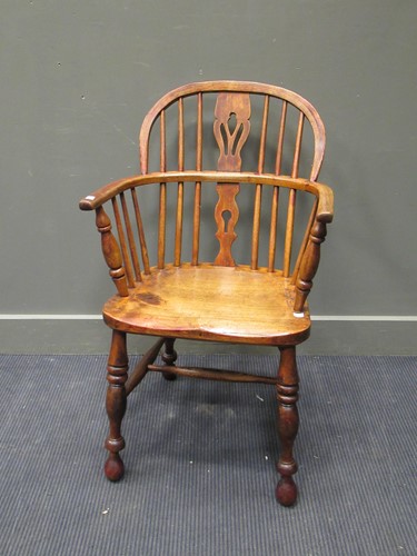 Lot 335 - A Windsor armchair on turned legs united by a...