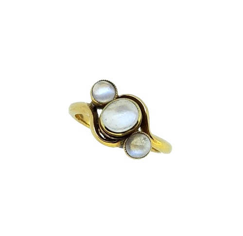 Lot 9 - A crossover moonstone ring