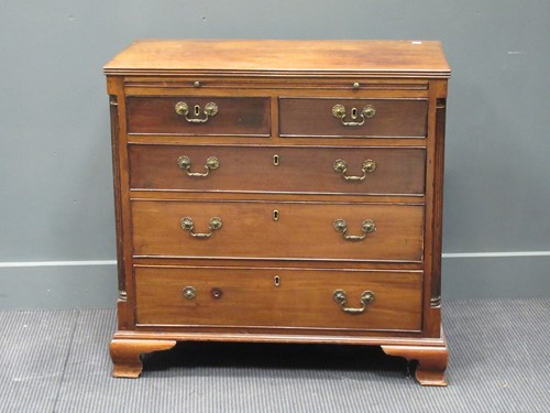 Lot 431 - A George III oak bachelor's chest of drawers...