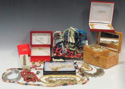 Lot 162 - A quantity of miscellaneous costume jewellery,...