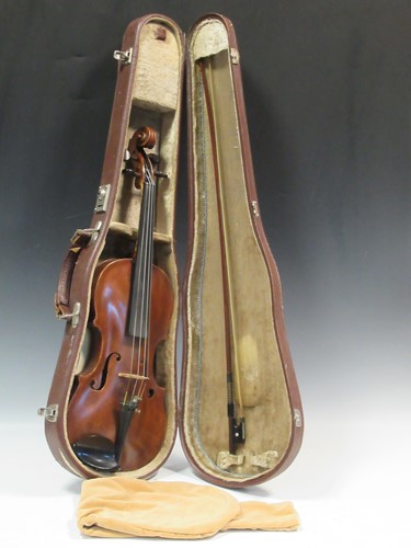 Lot 84 - An early 20th century violin with one-piece...