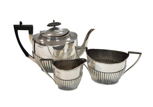 Lot 566 - A Victorian silver 3-piece tea set