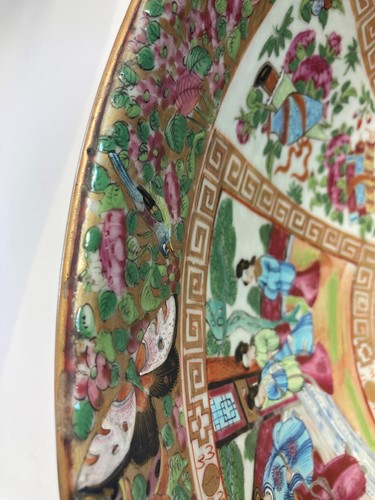 Lot 44 - A large Chinese Canton famille rose bowl, Qing Dynasty, 19th century