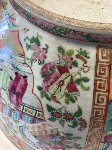Lot 44 - A large Chinese Canton famille rose bowl, Qing Dynasty, 19th century