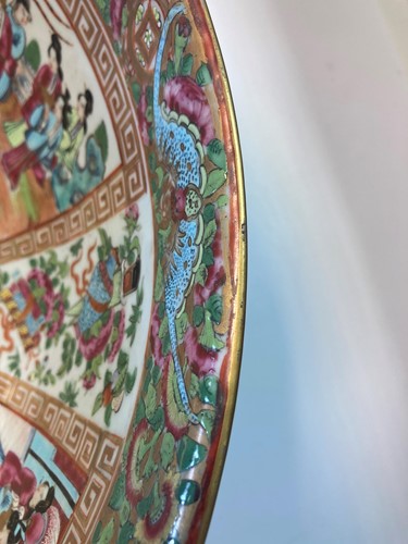 Lot 44 - A large Chinese Canton famille rose bowl, Qing Dynasty, 19th century